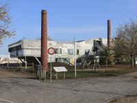 851359 Gezicht op twee schoorstenen van voormalige tuinderijen aan het Zand te Vleuten, bij de Montessoribasisschool ...